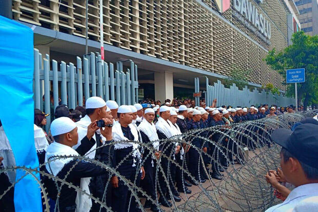 Pengunjuk Rasa Bereaksi Saat Polisi Berpeci Ikut Berjaga di Depan Bawaslu