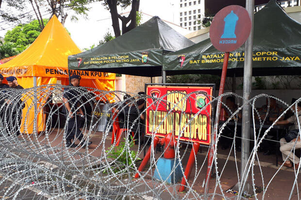 Massa Berdemo di Bawaslu, Petugas Keamanan di KPU Bersiaga