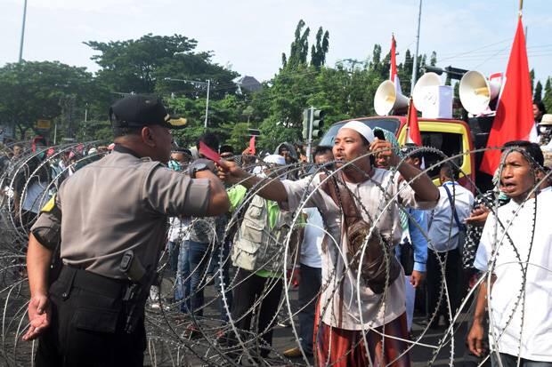 Sentuh Kawat Berduri saat Amankan Demo, Tangan Kapolretabes Berdarah