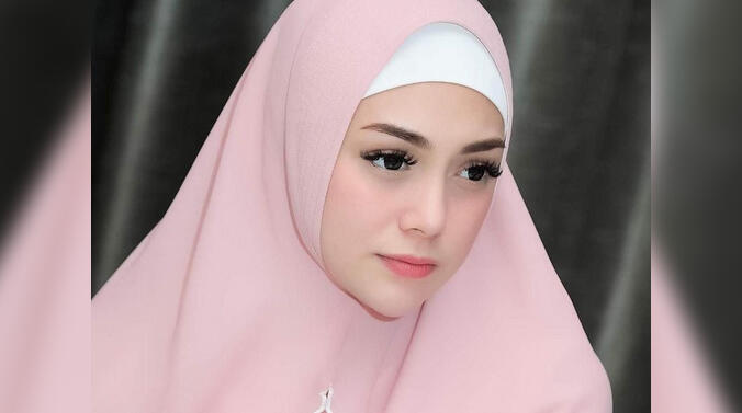 Cantiknya Celine Evangelista Pakai Hijab Syar'i