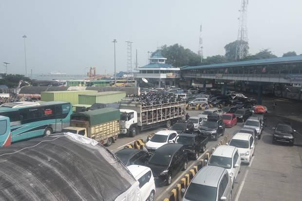 Saat Arus Mudik di Pelabuhan Merak, Truk Dialihkan Nyeberang dari Priuk