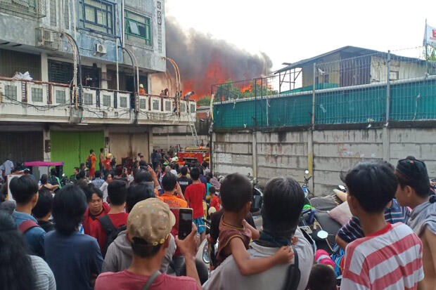 Api Membara di Pemukiman Warga Kampung Bandan Belakang WTC Mangga Dua