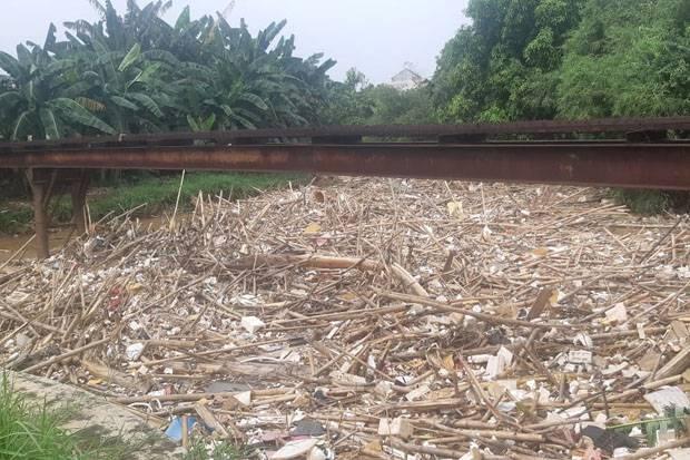 Sampah Bambu yang Lebih Besar Kembali Sumbat Bendung Koja