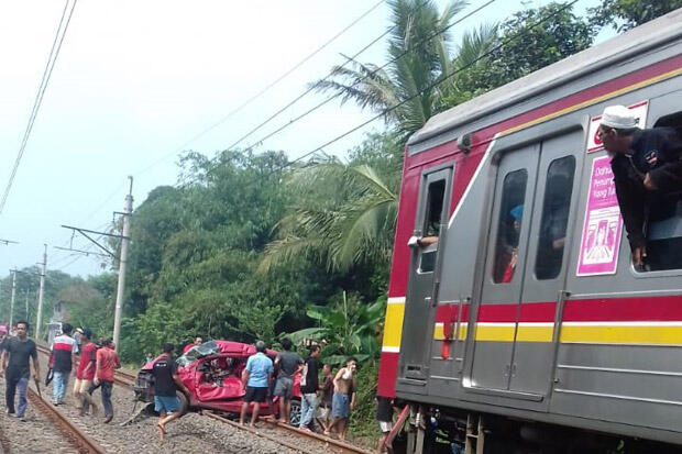 Disambar KRL di Perlintasan KA, Empat Penumpang Taksi Online Tewas