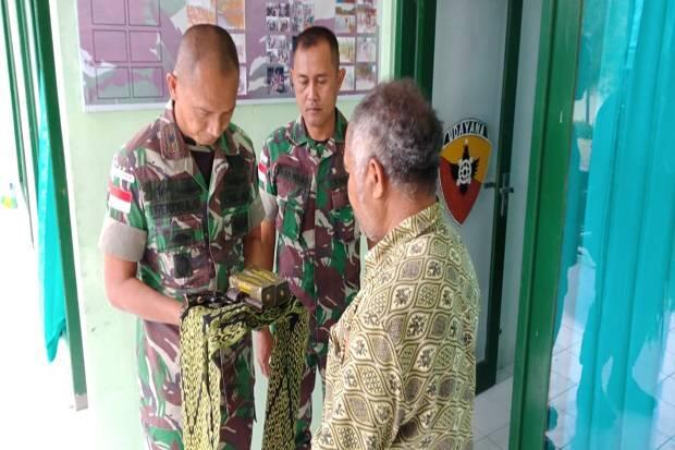 Terharu Rumah Dibedah TNI, Warga NTT Serahkan Senpi dan Bahan Peledak