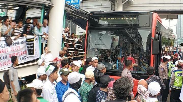 Kisah dari Busway Transjakarta, Bus Dipukul Bambu Dipaksa Mundur