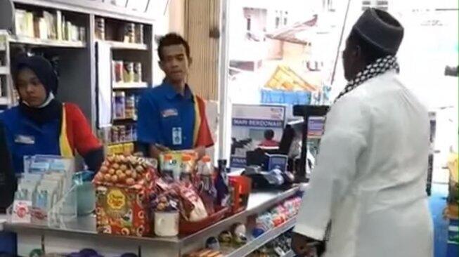 Viral Sumbangan Rp 1000, Pria Berbaju Putih Ini Marahi Karyawan Indomaret