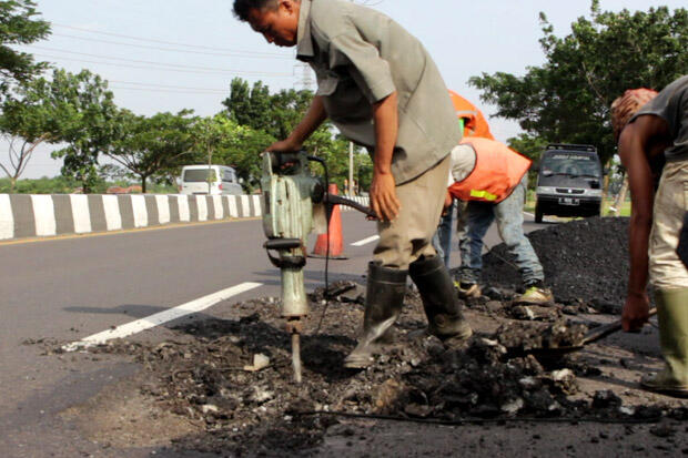 Jelang Arus Mudik, Jalur Pantura Cirebon Mulai Dibenahi