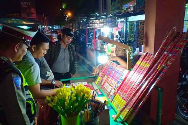 Polisi Sita Puluhan Jenis dan Ukuran Petasan dari PKL di Karimun