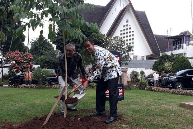 Anies Baswedan dan Dubes Inggris Tanam Pohon Spathodea di Museum Proklamasi