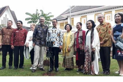 Anies Baswedan dan Dubes Inggris Tanam Pohon Spathodea di Museum Proklamasi