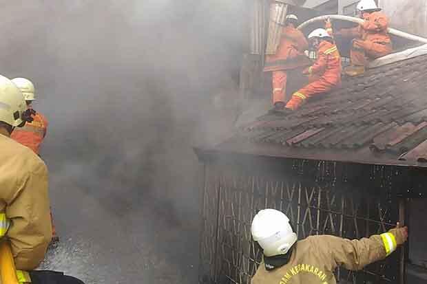 Diduga Microwave Korsleting, Rumah di Petojo Dilalap si Jago Merah