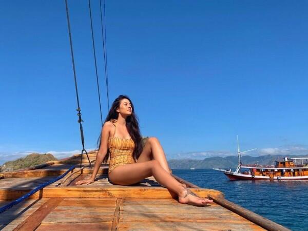 12 Potret Aurelie Moeremans Pamer Body Goals, Menawan Abis!