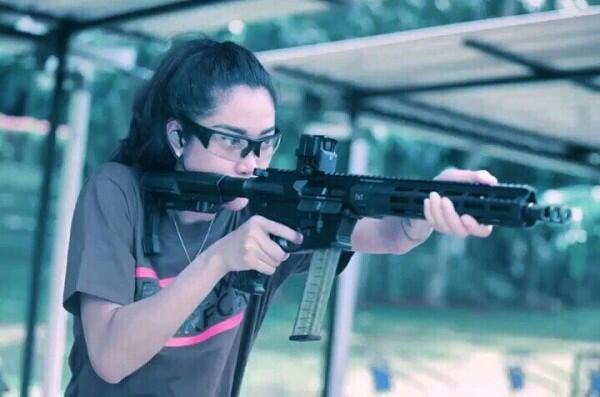 11 Potret Widi Vierratale yang Hobi Nembak, Bikin Deg-degan
