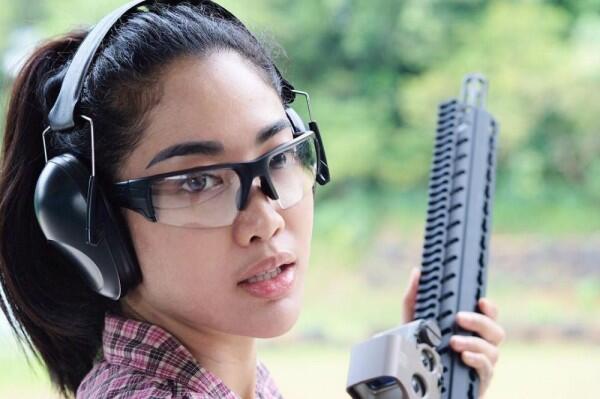 11 Potret Widi Vierratale yang Hobi Nembak, Bikin Deg-degan