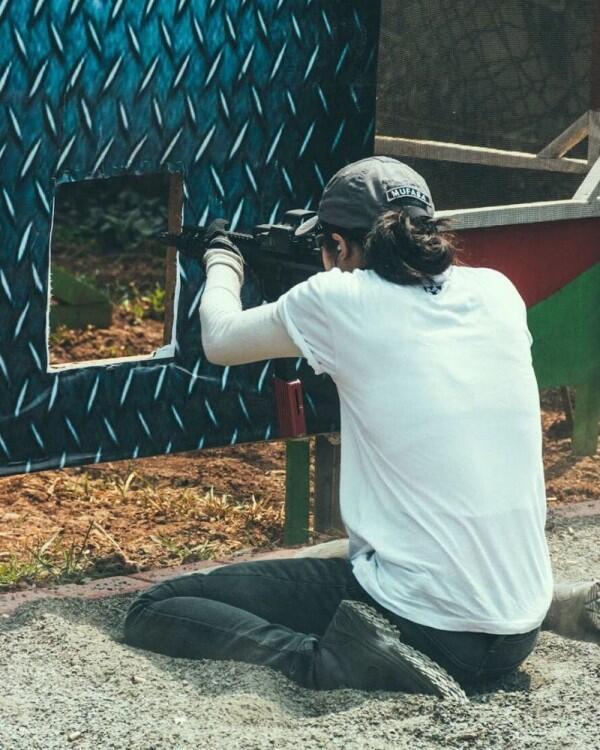 11 Potret Widi Vierratale yang Hobi Nembak, Bikin Deg-degan