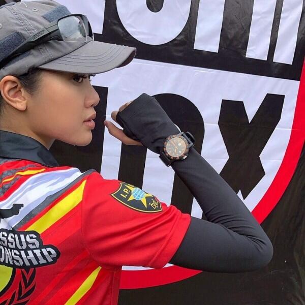 11 Potret Widi Vierratale yang Hobi Nembak, Bikin Deg-degan