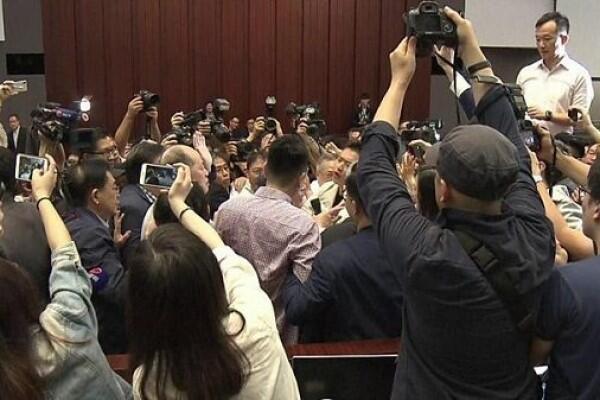 Sidang Parlemen Hong Kong Ricuh, Seorang Dilarikan ke RS