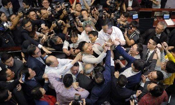 Sidang Parlemen Hong Kong Ricuh, Seorang Dilarikan ke RS