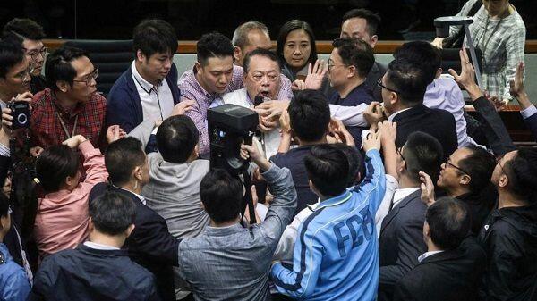 Sidang Parlemen Hong Kong Ricuh, Seorang Dilarikan ke RS