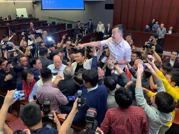 Sidang Parlemen Hong Kong Ricuh, Seorang Dilarikan ke RS