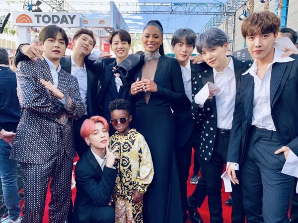 Selain Halsey, 7 Artis Ini Juga Berfoto dengan BTS di Amerika