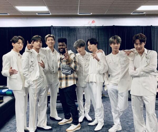 Selain Halsey, 7 Artis Ini Juga Berfoto dengan BTS di Amerika