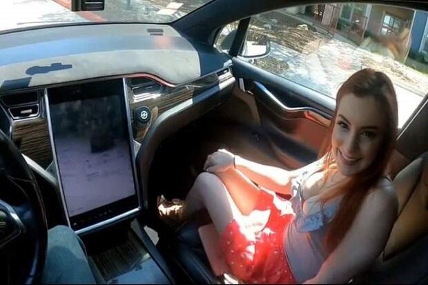 Bintang Porno Membuat Film di Mobil Tesla, Jalan dengan Autopilot