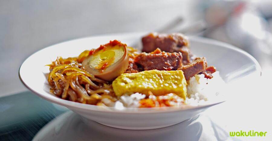 Mencoba Nasi Campur Terkenal di Surabaya