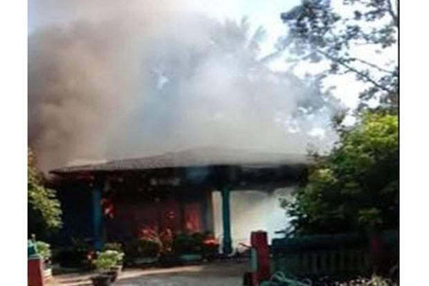 Ditinggal Pergi, Rumah Anak Kades Ludes Terbakar