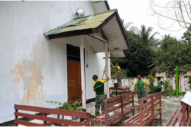 Tunggu Buka Puasa, Satgas Yonif 328/Dirgahayu Renovasi Gereja Betlehem