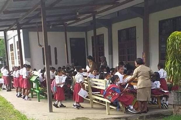 Sekolah Disegel, Ratusan Siswa SD Ujian di Luar Kelas