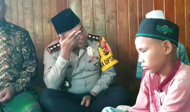 Tangis Haru Kapolres Lubuk Linggau di Hadapan Anak Panti Asuhan