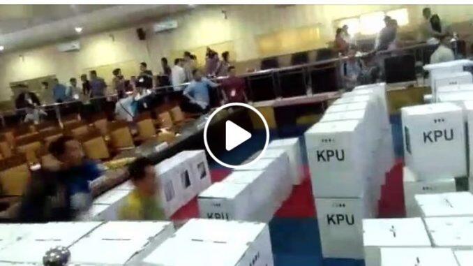 &#91;SALAH&#93; Video Polisi Tembak Saksi Saat Rekap Pleno KPU