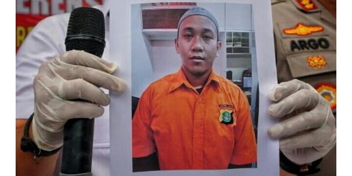 Foto Pengancam Penggal Jokowi Berbaju Tahanan Saat Konfrensi Pers