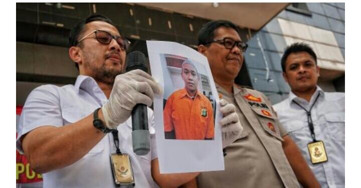 Foto Pengancam Penggal Jokowi Berbaju Tahanan Saat Konfrensi Pers