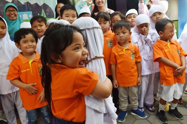 Potret Toleransi Antar Umat Beragama di Bulan Ramadhan Bikin Adem