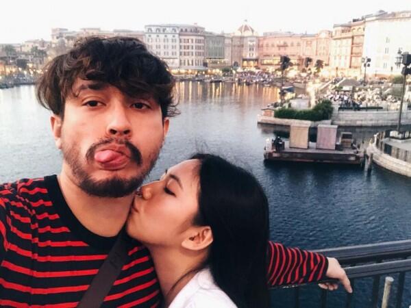 Beda 10 Tahun, Ini 10 Potret Gaya Pacaran Miller Khan yang Makin Mesra