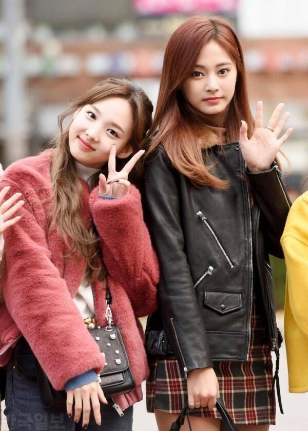 9 Potret Kompak Nayeon & Tzuyu, Member Paling Tua Serta Muda di Twice
