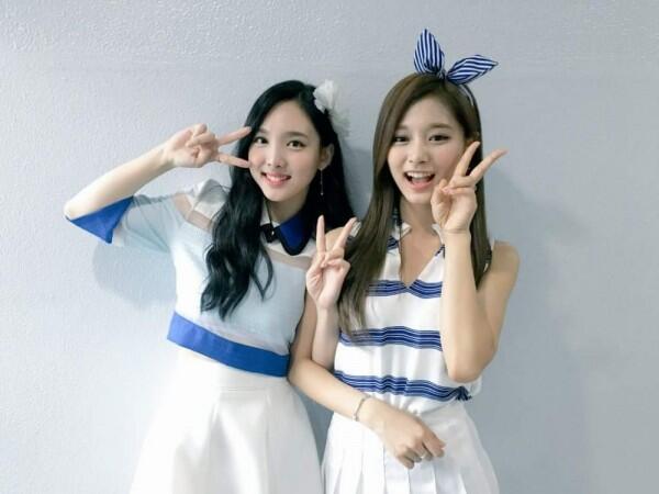 9 Potret Kompak Nayeon & Tzuyu, Member Paling Tua Serta Muda di Twice