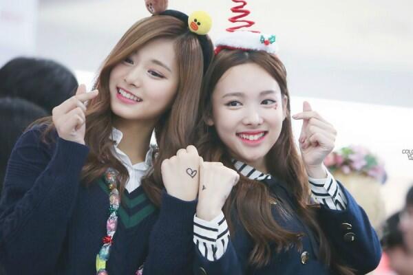 9 Potret Kompak Nayeon & Tzuyu, Member Paling Tua Serta Muda di Twice