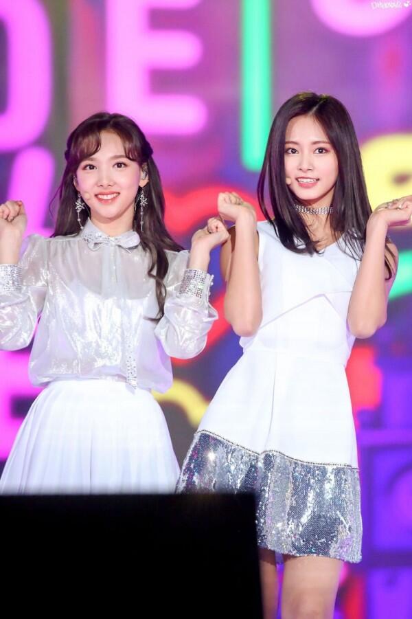 9 Potret Kompak Nayeon & Tzuyu, Member Paling Tua Serta Muda di Twice
