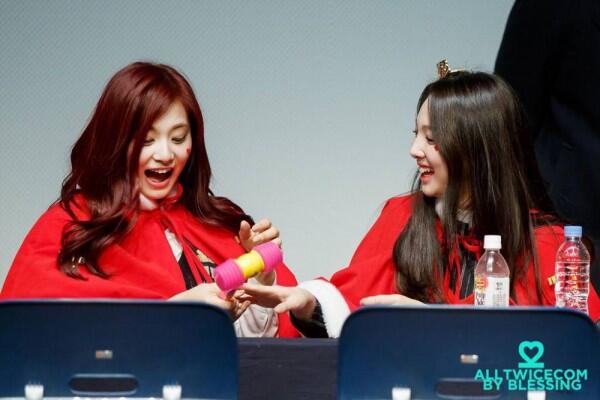9 Potret Kompak Nayeon & Tzuyu, Member Paling Tua Serta Muda di Twice