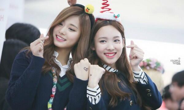 9 Potret Kompak Nayeon & Tzuyu, Member Paling Tua Serta Muda di Twice