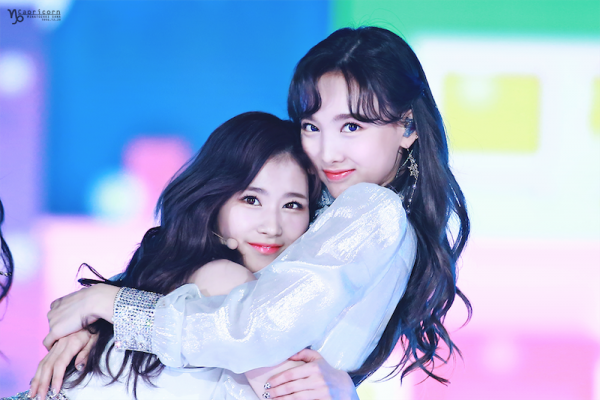 9 Potret Kompak Nayeon & Tzuyu, Member Paling Tua Serta Muda di Twice