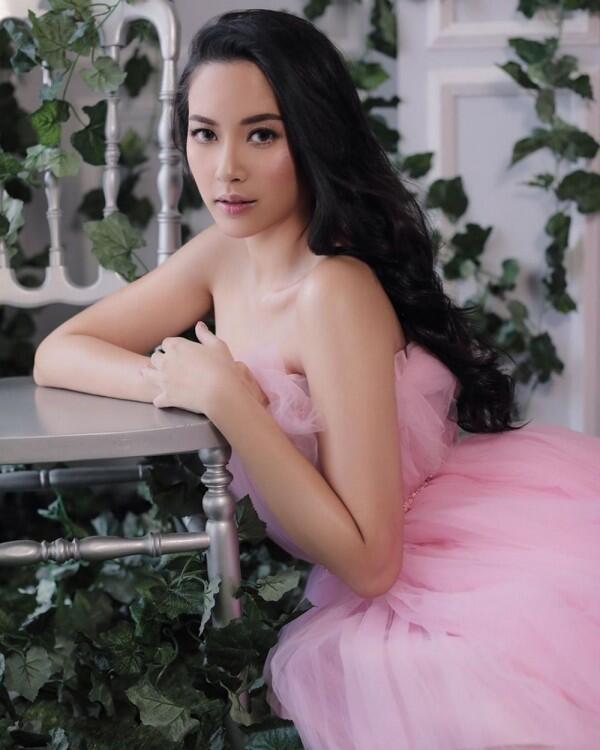 11 Potret Elvira Devinamira, Bak Barbie di Kehidupan Nyata