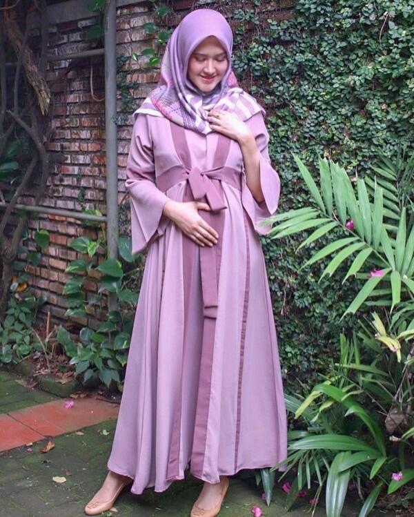 Gaya Manis Lisya, Istri Tommy Kurniawan yang Sedang Mengandung