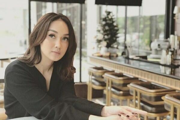 10 Potret Sara Wijayanto dengan Outfit Serba Hitam, Makin Memesona