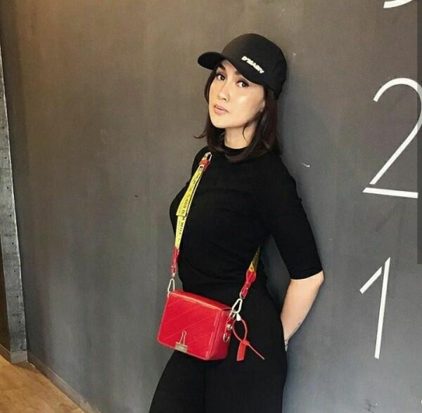 10 Potret Sara Wijayanto dengan Outfit Serba Hitam, Makin Memesona