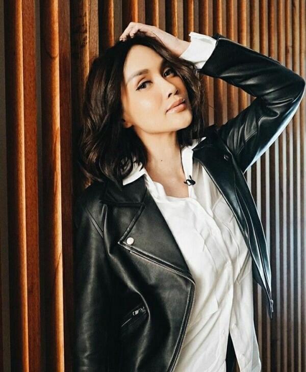 10 Potret Sara Wijayanto dengan Outfit Serba Hitam, Makin Memesona